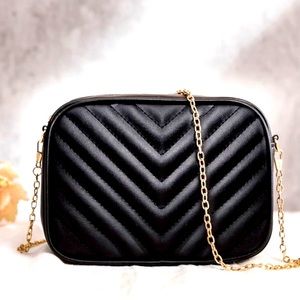NWT CHEVRON QUILTED CHAIN CROSSBODY BAG
